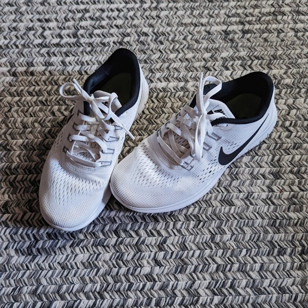 Nike Free RN White & Black Running Sneakers Size 6.5